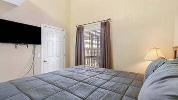 2 عدّة غرف نوم ومكواة/لوح كي وسرير سفر وواي فاي