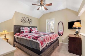 2 bedrooms, iron/ironing board, travel cot, WiFi - Journey Down Abby Lane | Family-friendly w/ Open Deck (Branson)