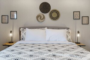 3 bedrooms, desk, iron/ironing board, travel cot - Highland Hideaway - Branson - Local Attractions, On-site Amenities & More! (Branson)