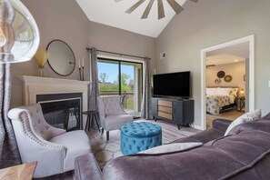 3 bedrooms, desk, iron/ironing board, travel cot - Highland Hideaway - Branson - Local Attractions, On-site Amenities & More! (Branson)