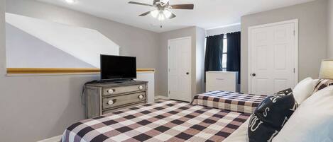 3 chambres, bureau, fer et planche à repasser, lit parapluie