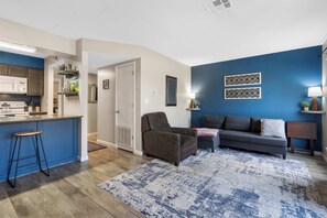 Een televisie en een open haard