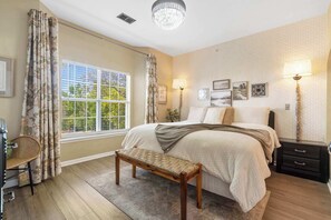 2 bedrooms, iron/ironing board, travel cot, WiFi - Fairview Escape | Holiday Hills Branson | Golf | Outdoor Pools (Branson)