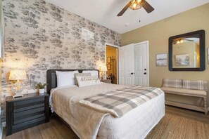 2 bedrooms, iron/ironing board, travel cot, WiFi - Fairview Escape | Holiday Hills Branson | Golf | Outdoor Pools (Branson)