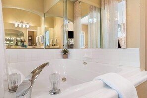 Shower, hair dryer, towels - Fairview Escape | Holiday Hills Branson | Golf | Outdoor Pools (Branson)