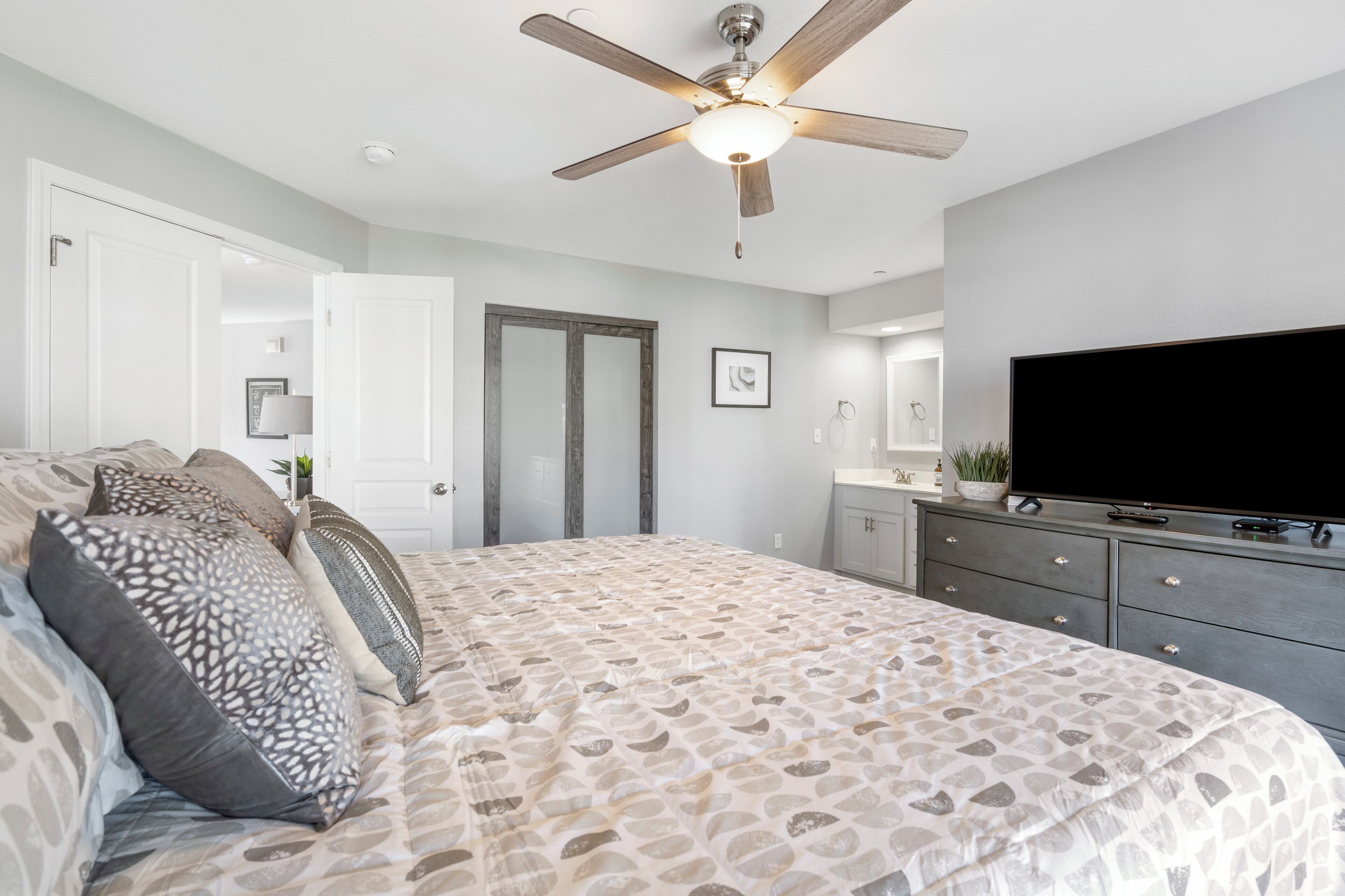 Bedroom 2 with King bed and private en-suite