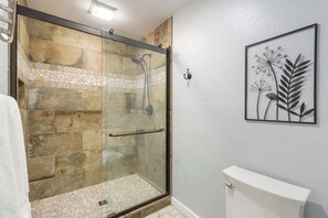 Een douche, een haardroger, shampoo