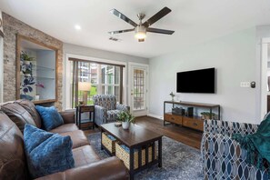 TV, fireplace