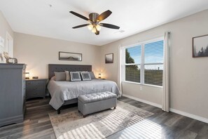 3 bedrooms, iron/ironing board, travel crib, WiFi - Branson Whirlwind Adventure (Taney County)