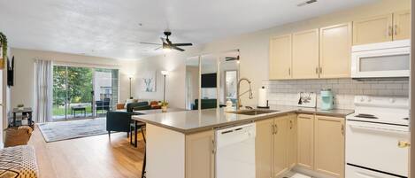 Jääkaappi, mikroaaltouuni, uuni, liesi