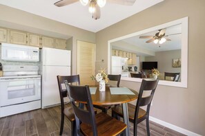 Fridge, microwave, oven, stovetop - Abby Lane Leisure Time Near Lake Taneycomo (Branson)