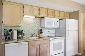 Frigorífico, microondas, horno y placa de cocina
