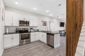 Køleskab, mikrobølgeovn, ovn, kogeplade