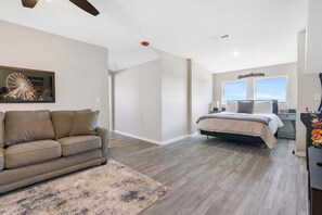 4 bedrooms, iron/ironing board, WiFi, bed sheets