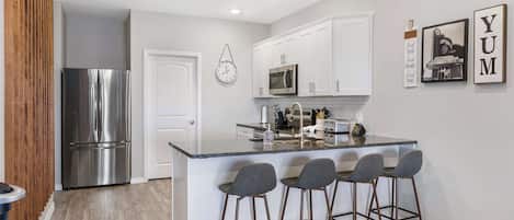 Réfrigérateur, micro-ondes, four, plaque de cuisson