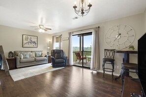 TV, fireplace - 18th Fairway View (Branson)
