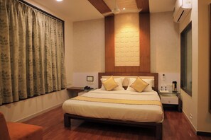 In-room safe, desk, laptop workspace, iron/ironing board - Manek the Ocean View (Dwarka)