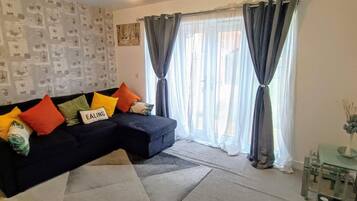 House | Ruang tamu | TV