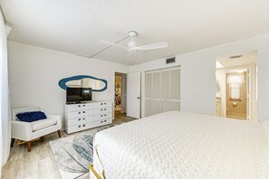 Apartment (2 Bedrooms) | Interior - 3 Mi to Downtown Naples: Country Club Condo! (Naples)