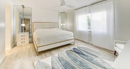 3 Mi to Downtown Naples: Country Club Condo!