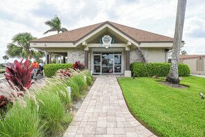 Apartment (2 Bedrooms) | Interior - 3 Mi to Downtown Naples: Country Club Condo! (Naples)