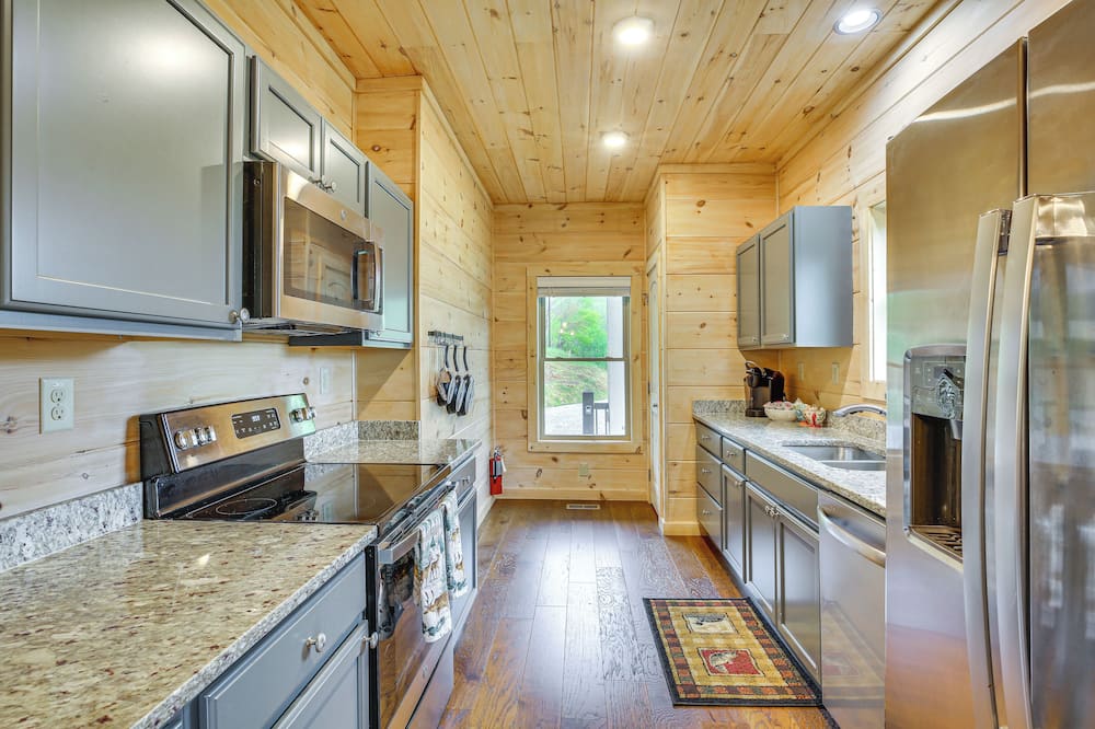 Pet-friendly Boone Cabin w/ Mtn Views & Hot Tub! - Sugar Loaf, NC