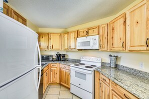 Microwave, oven, stovetop, dishwasher - Palm Coast Home w/ Hot Tub - 3 Mi to Beaches! (Palm Coast)