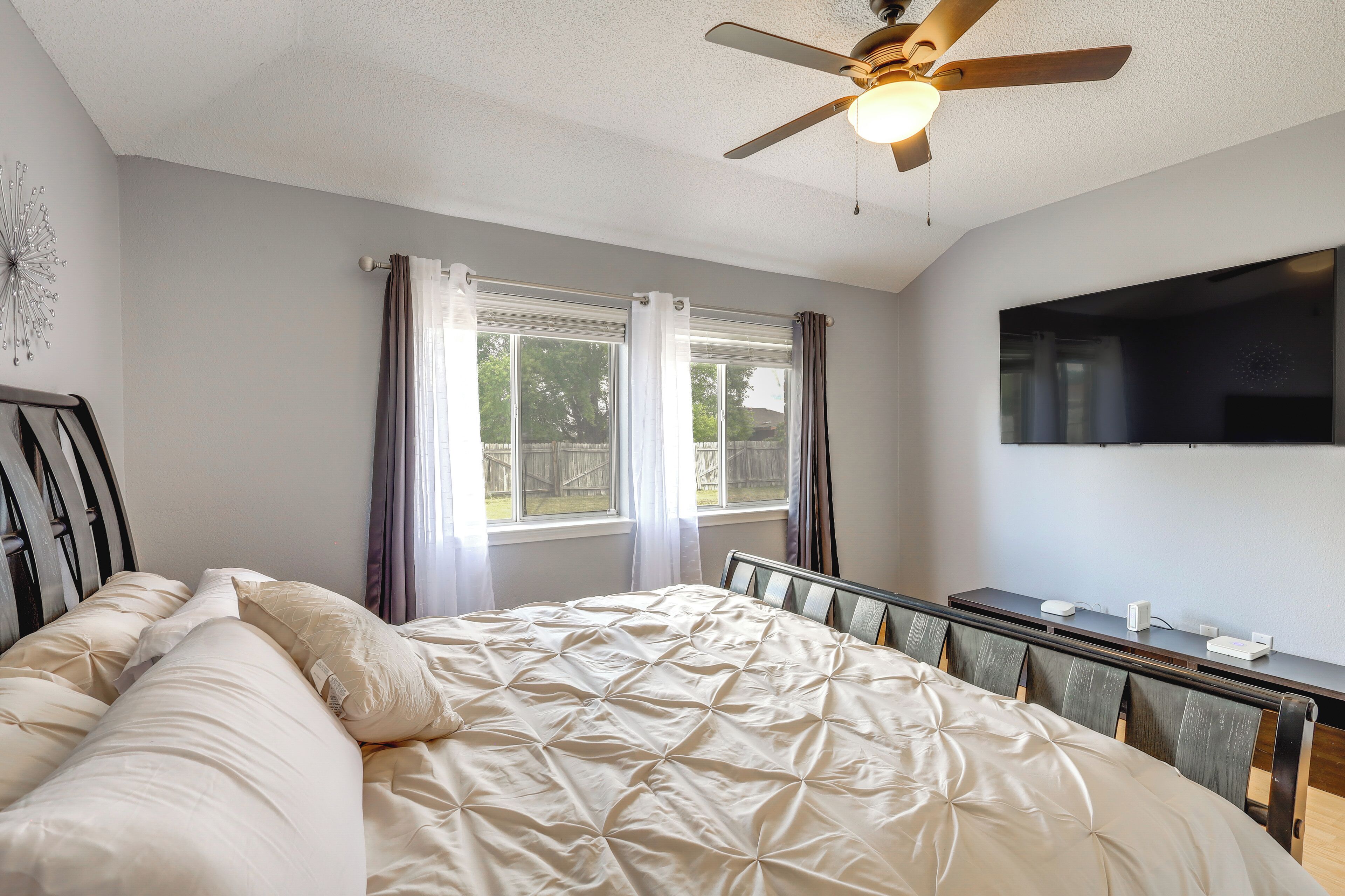 3 bilik tidur, seterika/papan seterika, cadar katil 