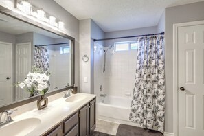 Bathtub - Pet-friendly Home w/ Fenced Yard in Killeen (Killeen)