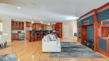 House (5 Bedrooms) | Interior