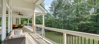 Home Theater & Game Room: Chic Abode in Ellenwood!