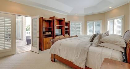 Home Theater & Game Room: Chic Abode in Ellenwood!