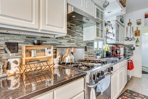 A modern kitchen with granite countertops, stainless steel appliances, and a variety of utensils and cookware. - 25 Mi to Starved Rock State Park - Depue Retreat (De Pue)