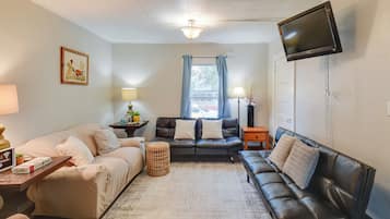 LÀgenhet (2 Bedrooms) | Vardagsrum | Tv och böcker