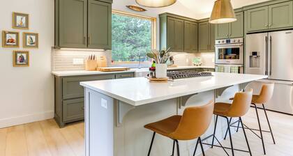 Riverfront Huntsville Cabin w/ Views & Kayaks!