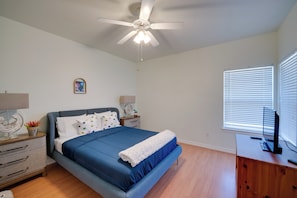 A bedroom with a bed, a desk, a ceiling fan, a window with blinds, and a small picture on the wall. - Explore Cedar Hill State Park! Apt w/ Pool Access (Cedar Hill)