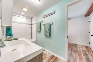 Bathroom - Crest Hill Home Near Golf ~ 3 Mi to Joliet! (Crest Hill)