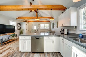 Microwave, oven, stovetop, dishwasher - Crest Hill Home Near Golf ~ 3 Mi to Joliet! (Crest Hill)