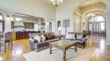 House (5 Bedrooms) | Interior