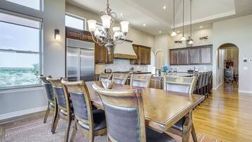 House (5 Bedrooms) | Interior