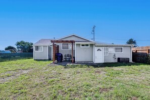 House (2 Bedrooms) | Interior - Updated Home 2 Mi to Beach in Crescent City! (Crescent City)