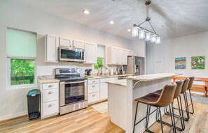 Cottage (2 Bedrooms) | Cucina privata | Microonde, forno, piano cottura, lavastoviglie