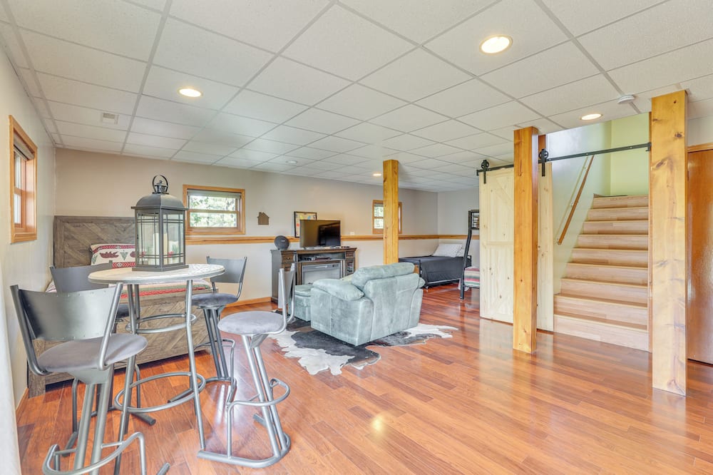 Chic Apple River Escape w/ Fire Pit! - Elizabeth, IL