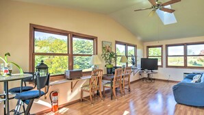 Un espacio habitable amplio con una mesa de comedor, sillas, un televisor y un sofá.