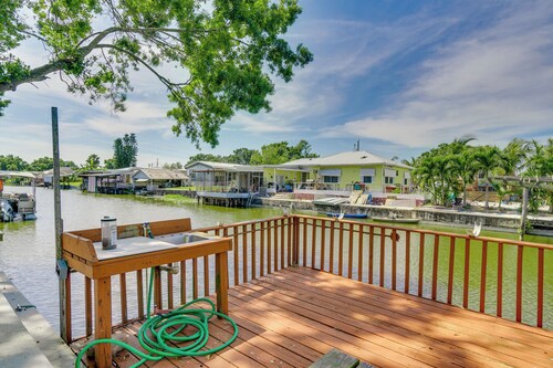 Waterfront Okeechobee Getaway w/ Backyard Dock!