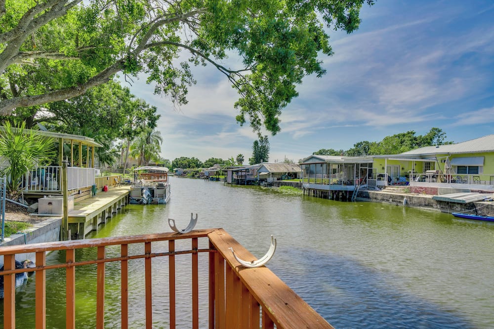 Waterfront Okeechobee Getaway w/ Backyard Dock! - Okeechobee County, FL