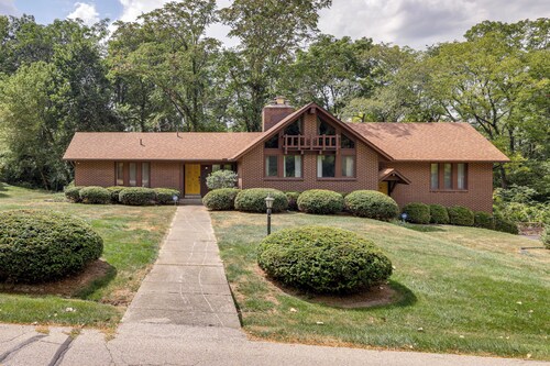 Retro Ohio Home on 1-acre Property