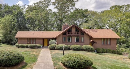 Retro Ohio Home on 1-acre Property