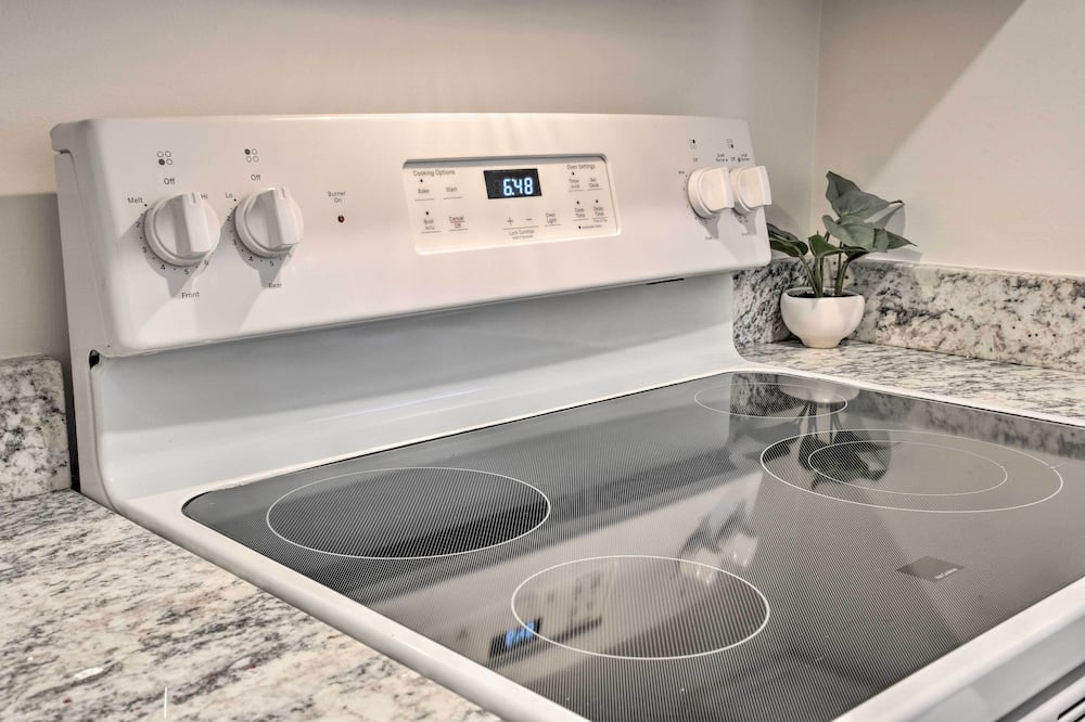 Ideally Located Studio w/ Off-street Parking! - Allsop, AL