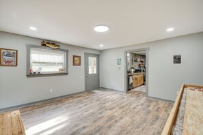 House (5 Bedrooms) | Interior